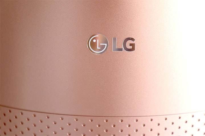 LG 로고가 새겨진 LG 퓨리케어 360˚ 공기청정기 펫 플러스의 브론즈 색상 본체 클로즈업