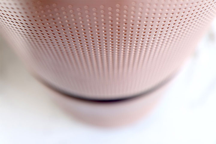 LG 퓨리케어 360˚ 공기청정기 펫 플러스 본체의 상단부를 위에서 내려다본 모습으로, 세밀한 펀칭 패턴이 돋보임