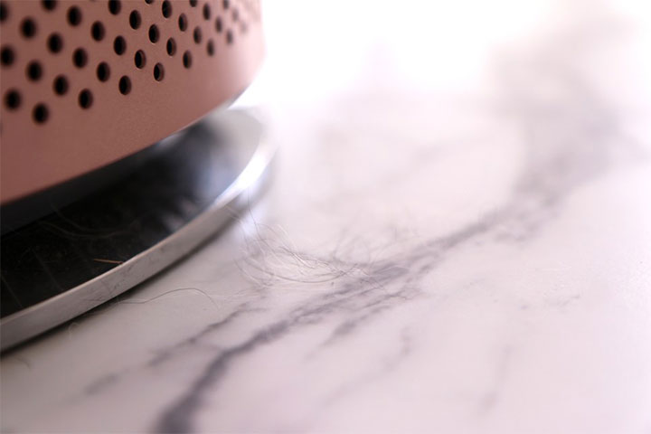 LG 퓨리케어 360˚ 공기청정기 펫 플러스 작동하면서 바닥에 흩어져 있던 반려견 털들이 공기청정기 주위에 모이고 있는 장면