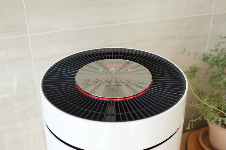 LG 퓨리케어 360° 공기청정기 상단 디스플레이에 빨간색 불이 켜져 있어 공기질 상태가 나쁨을 나타내고 있음