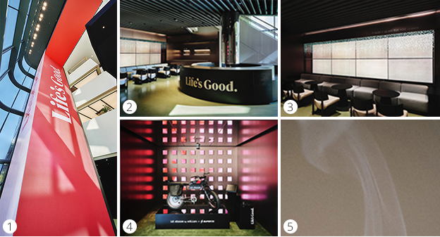 좌측 1번, 천장까지 이어진 대형 미디어월에 ‘Life’s Good’ 문구가 보이는 건물 내부 전경. 우측 상단 2번, ‘Life’s Good’ 로고가 새겨진 원형 카운터가 있는 공간. 2번 우측의 3번, OLED ART WALL과 검정톤의 의자와 테이블. 2번의 하단에는 4번,붉은 조명 속에 바이크가 전시된 공간. 4번의 우측의 5번, 미세한 연기나 빛이 흐르는 듯한 추상적인 질감.