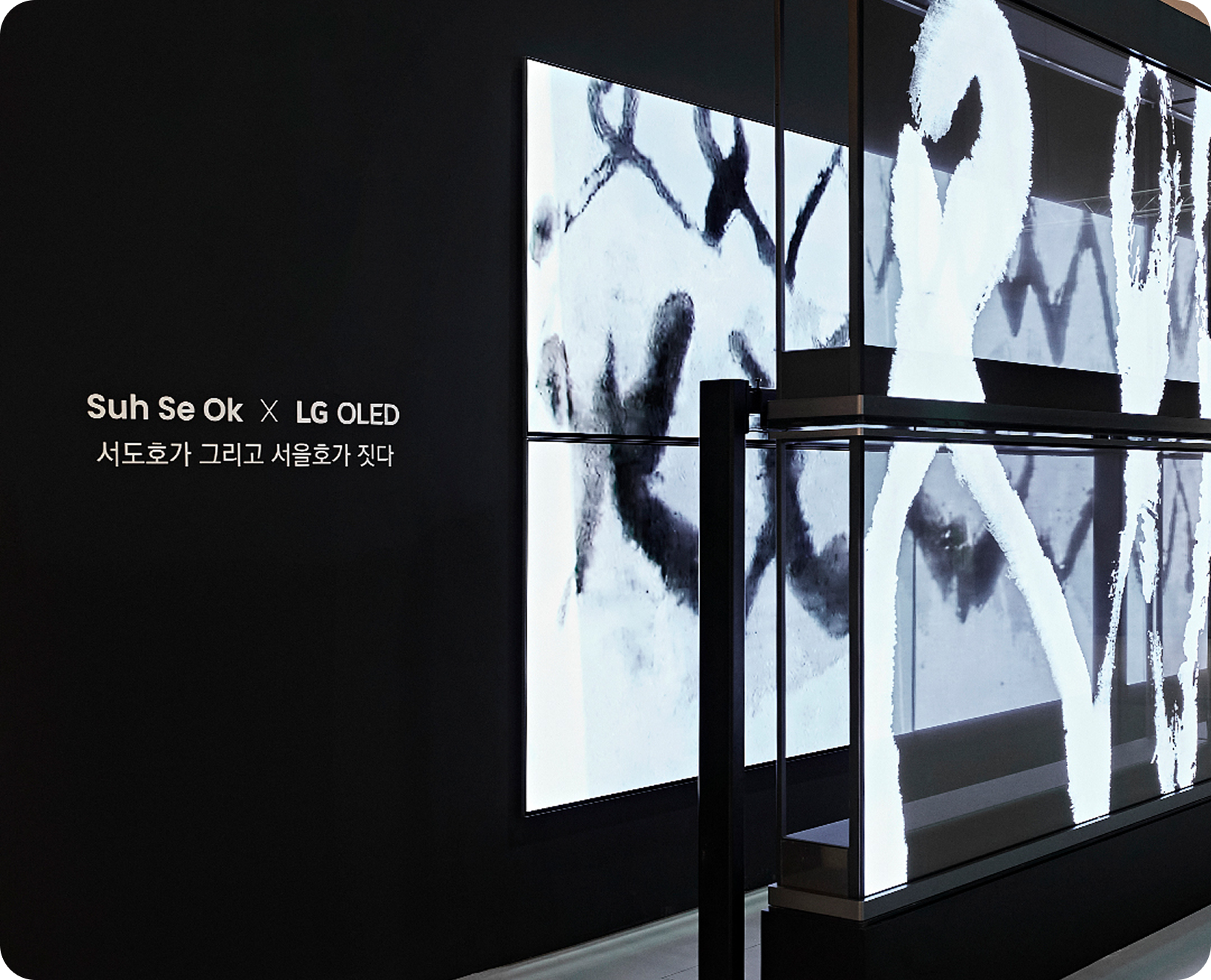 전시장 에스컬레이터 옆, 대형 세로 전광판에 “프리즈 서울 COEX Hall C & D” 행사 안내문과 LG OLED 로고 표시