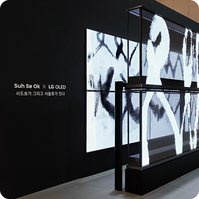 전시장 에스컬레이터 옆, 대형 세로 전광판에 “프리즈 서울 COEX Hall C & D” 행사 안내문과 LG OLED 로고 표시