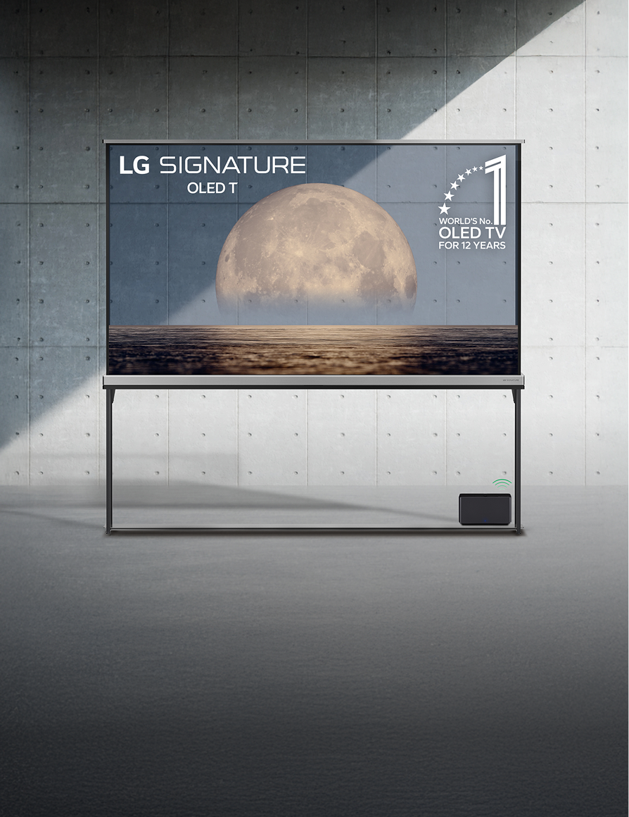 콘크리트 벽 앞에 투명 화면이 특징인 LG SIGNATURE OLED T TV가 설치되어 있으며, 화면에는 보름달과 바다가 어우러진 영상이 재생 중이다.