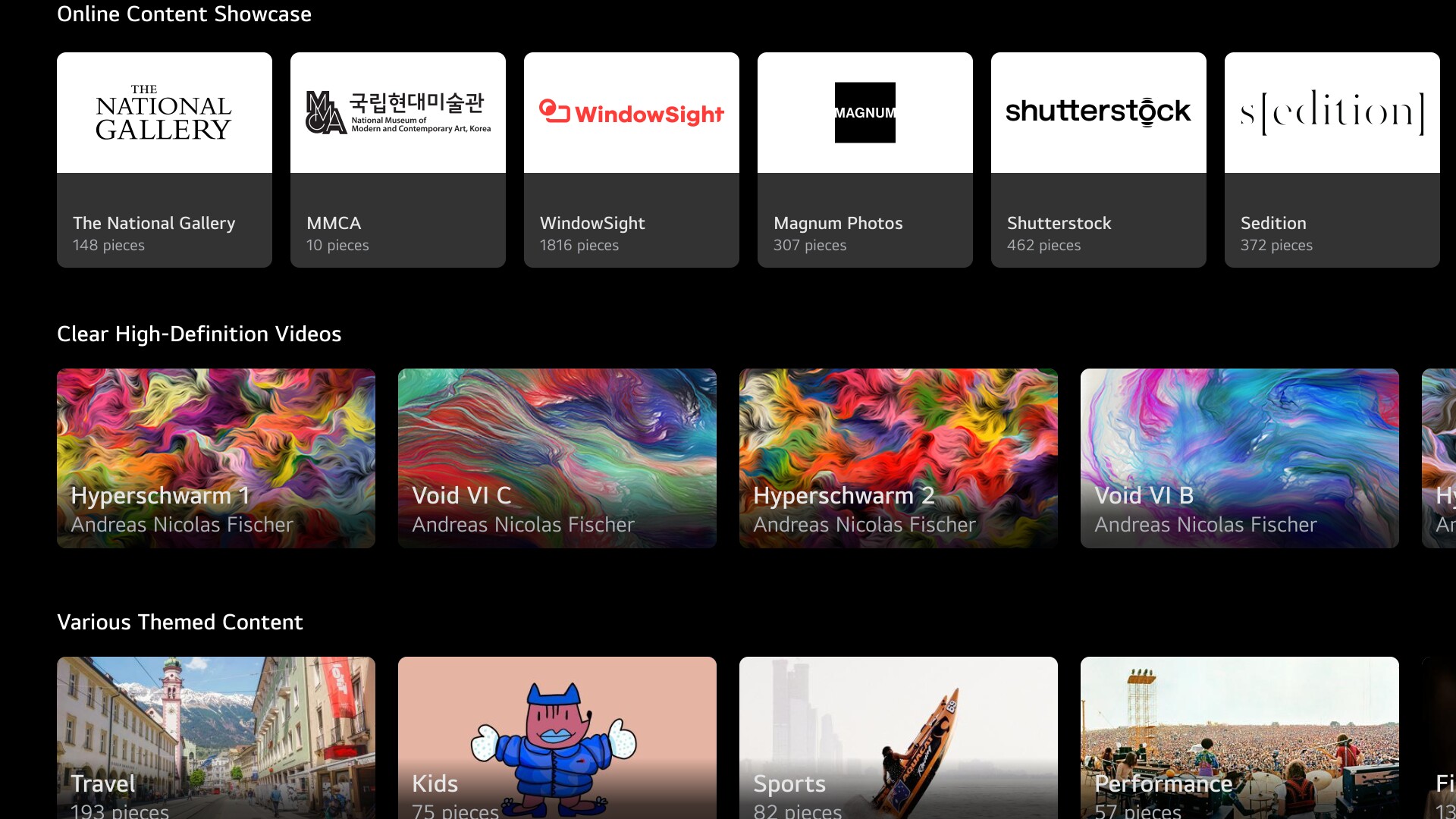 Online Content Showcase’ 섹션. The National Gallery, MEGA, Shutterstock 등 여러 파트너 로고가 보이고, 그 아래에는 추상 미디어 아트 ‘Hyperswarm’과 ‘Void’ 시리즈 영상 썸네일이 배치됨. 하단에는 여행, 키즈, 스포츠 등 주제별 콘텐츠가 정렬됨