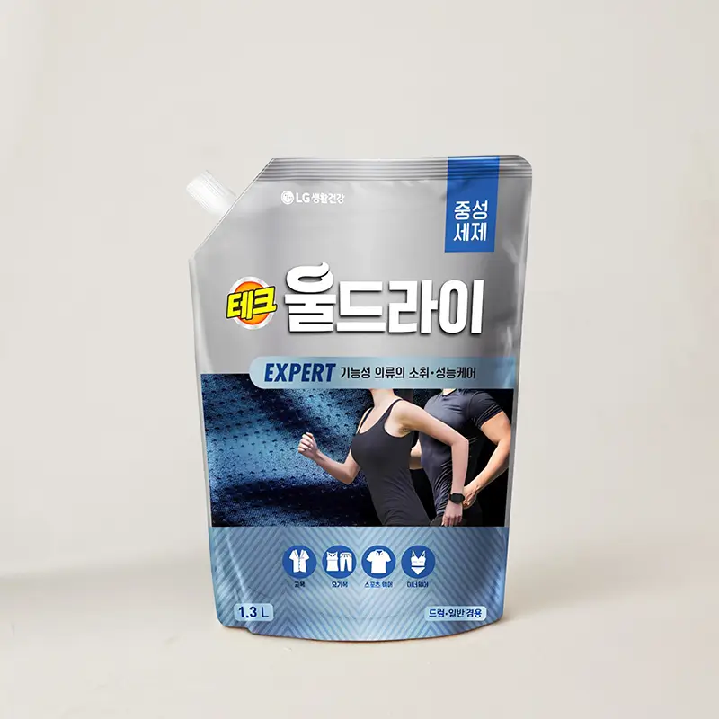 운동복을 중성세제로 세탁하는 모습의 일러스트 이미지