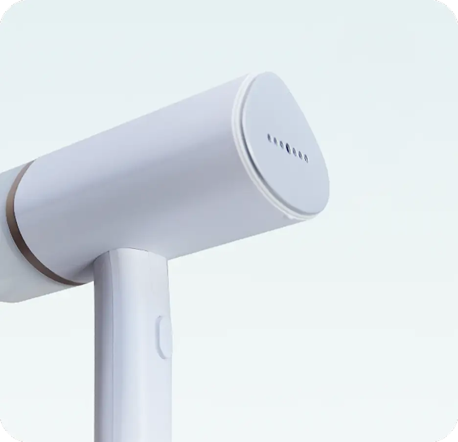 셔츠 소매와 깃 주변 얼룩을 얼룩 제거제로 관리하는 모습 일러스트