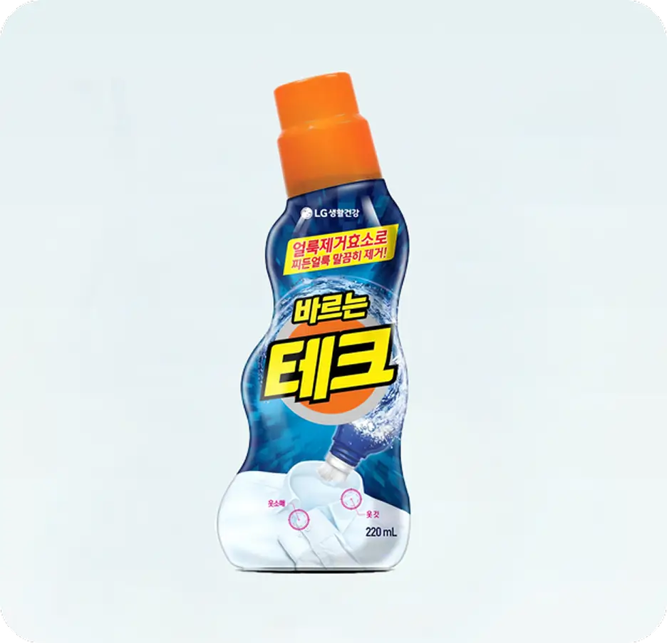 체크 셔츠 질감을 지키기 위해 스팀다리미로 주름을 완화하는 모습 일러스트