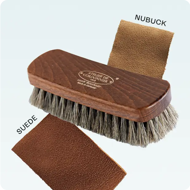 스웨이드·누벅 레더 백의 결을 브러시로 정리하고 먼지를 제거하는 방법 안내 이미지