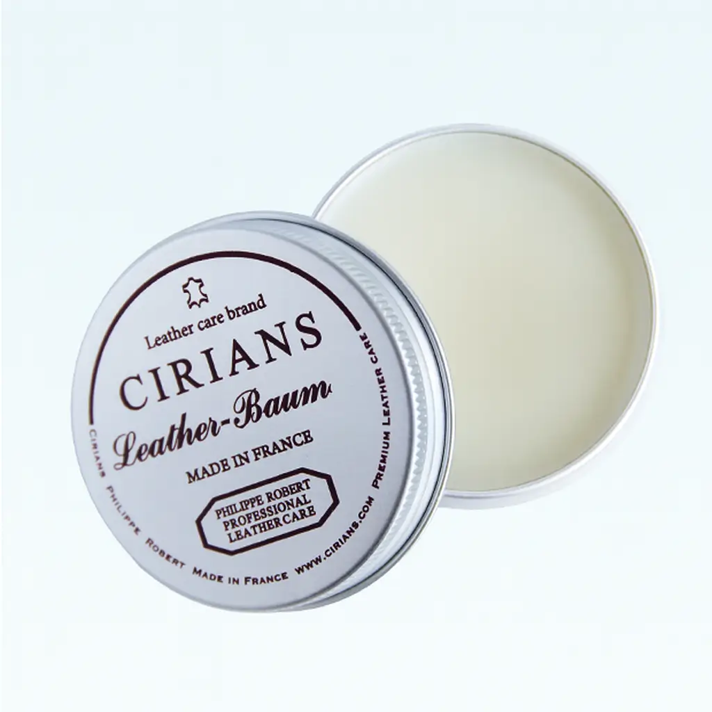 델리케이트 크림을 사용해 레더 백에 영양을 공급하는 나이트 루틴 안내 이미지