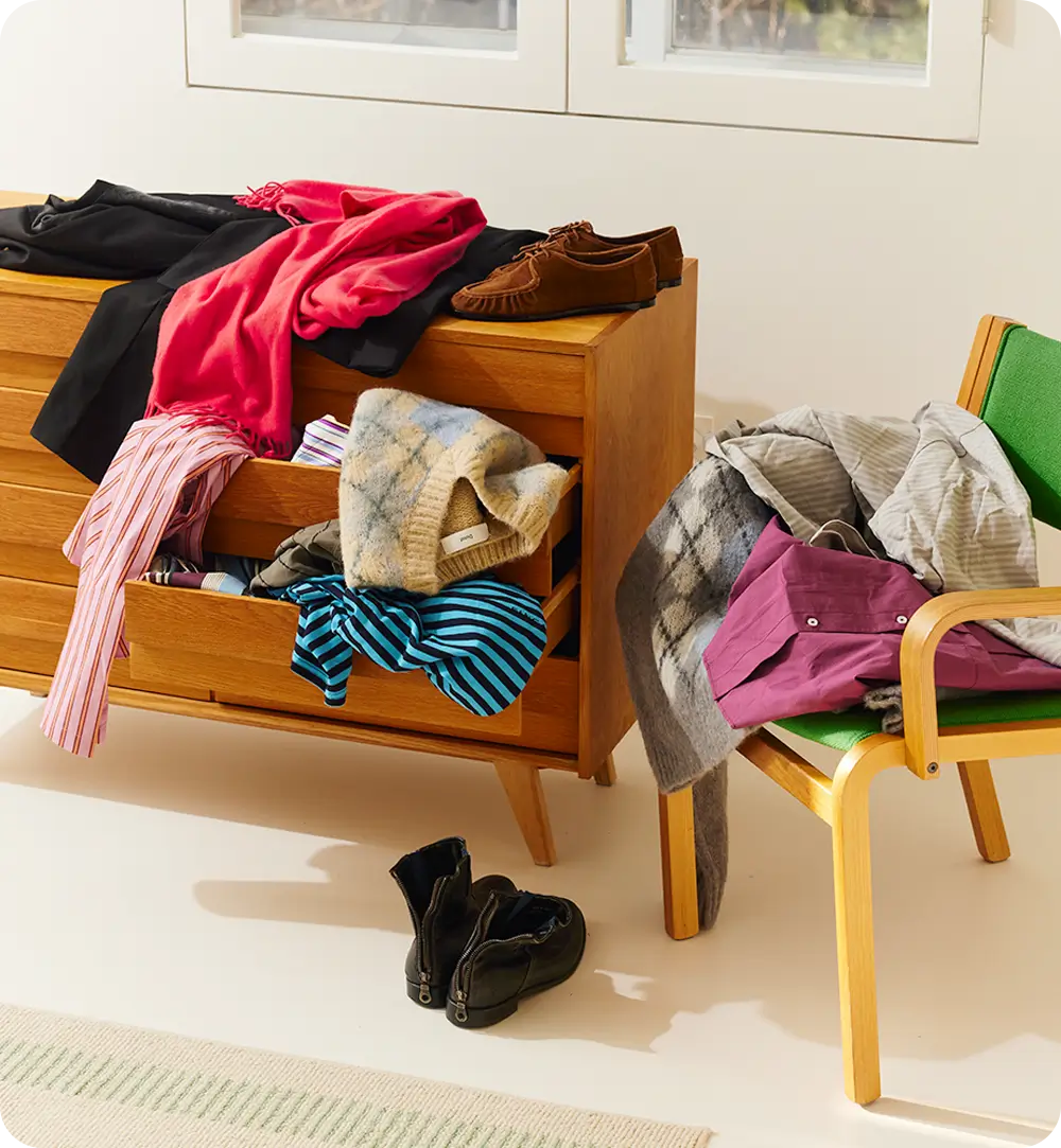 자취방 옷장 정리를 돕는 각종 수납 아이템이 놓인 모습 이미지