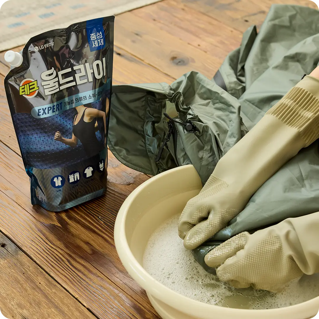 레인코트 세탁을 위한 중성세제와 아웃도어 전용 세제를 사용하는 장면을 표현한 이미지