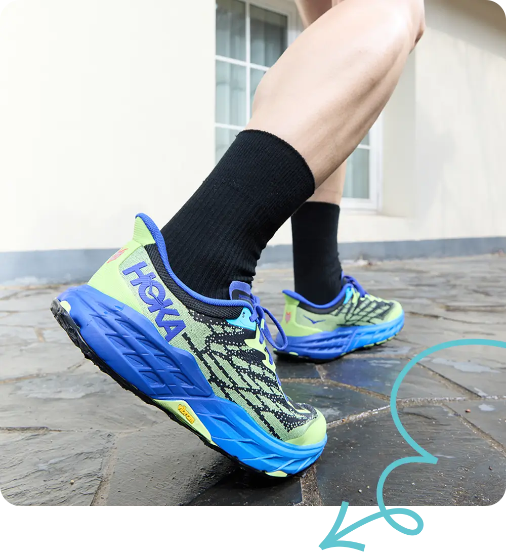 러닝을 마친 후 러닝화와 러닝 아이템을 함께 연출한 메인 이미지