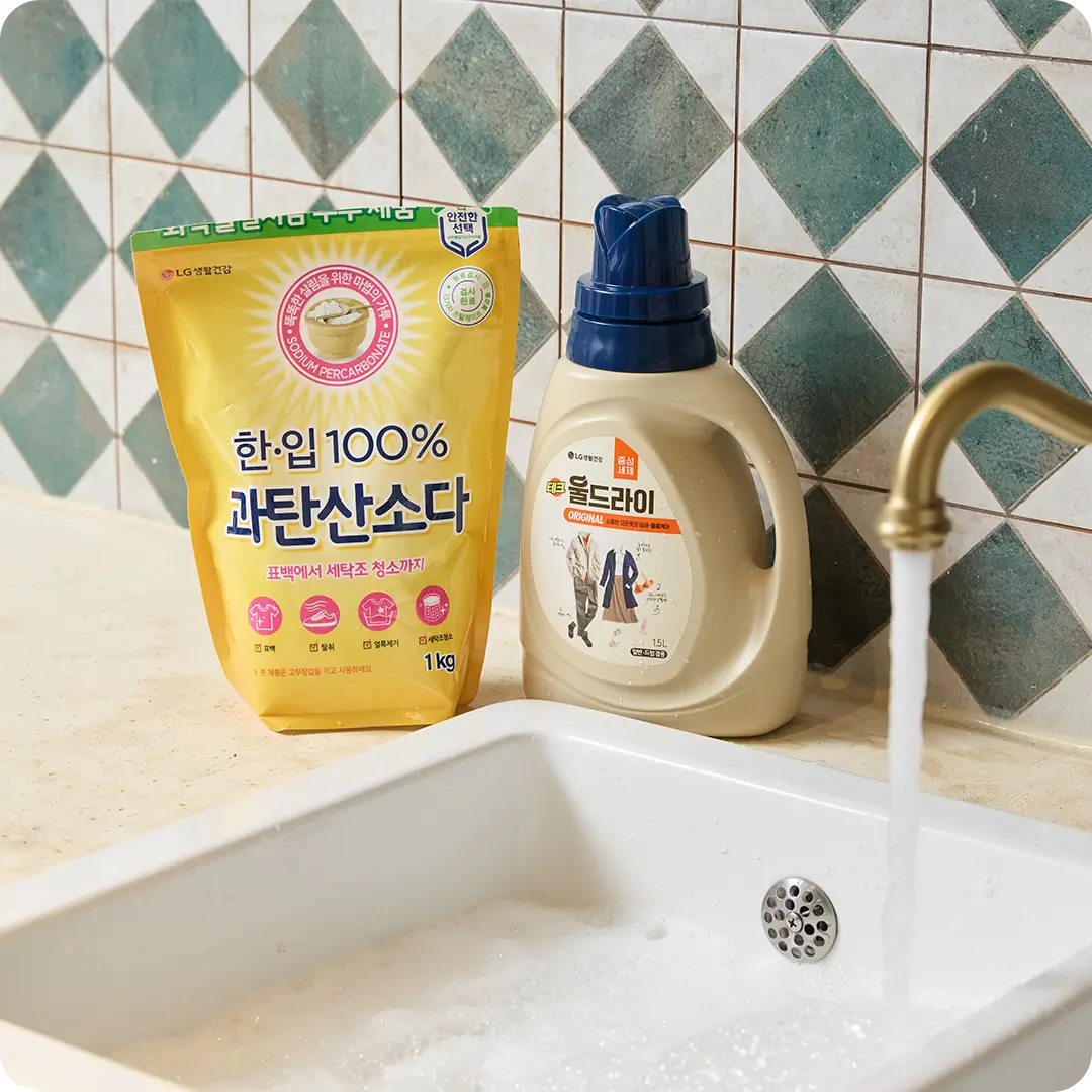 대야에 미온수를 받고 중성세제와 과탄산소다를 풀어 러닝화를 담그는 손세탁 준비 이미지