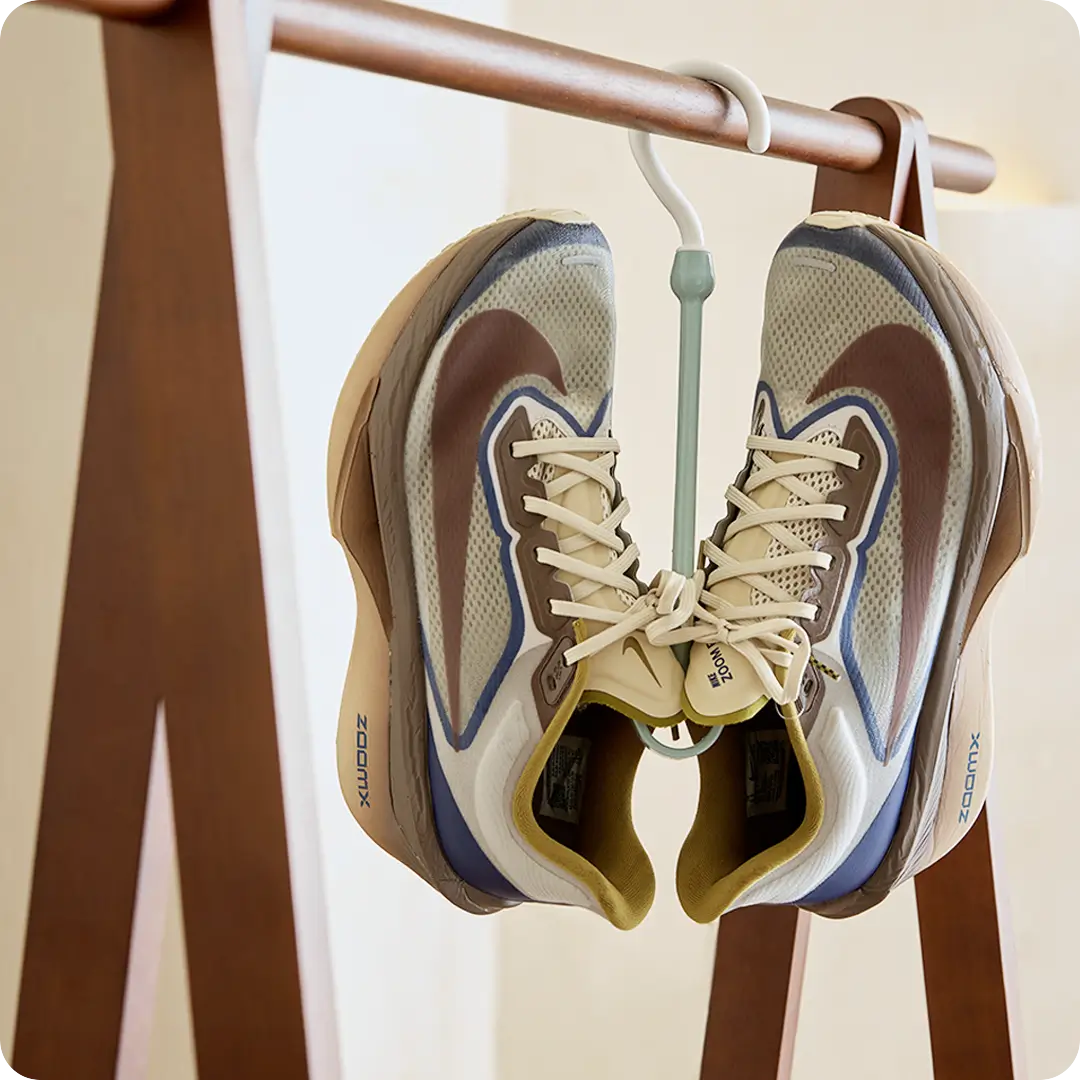 수건으로 형태를 잡은 러닝화를 통풍이 잘되는 곳에서 자연 건조하는 러닝화 건조 이미지