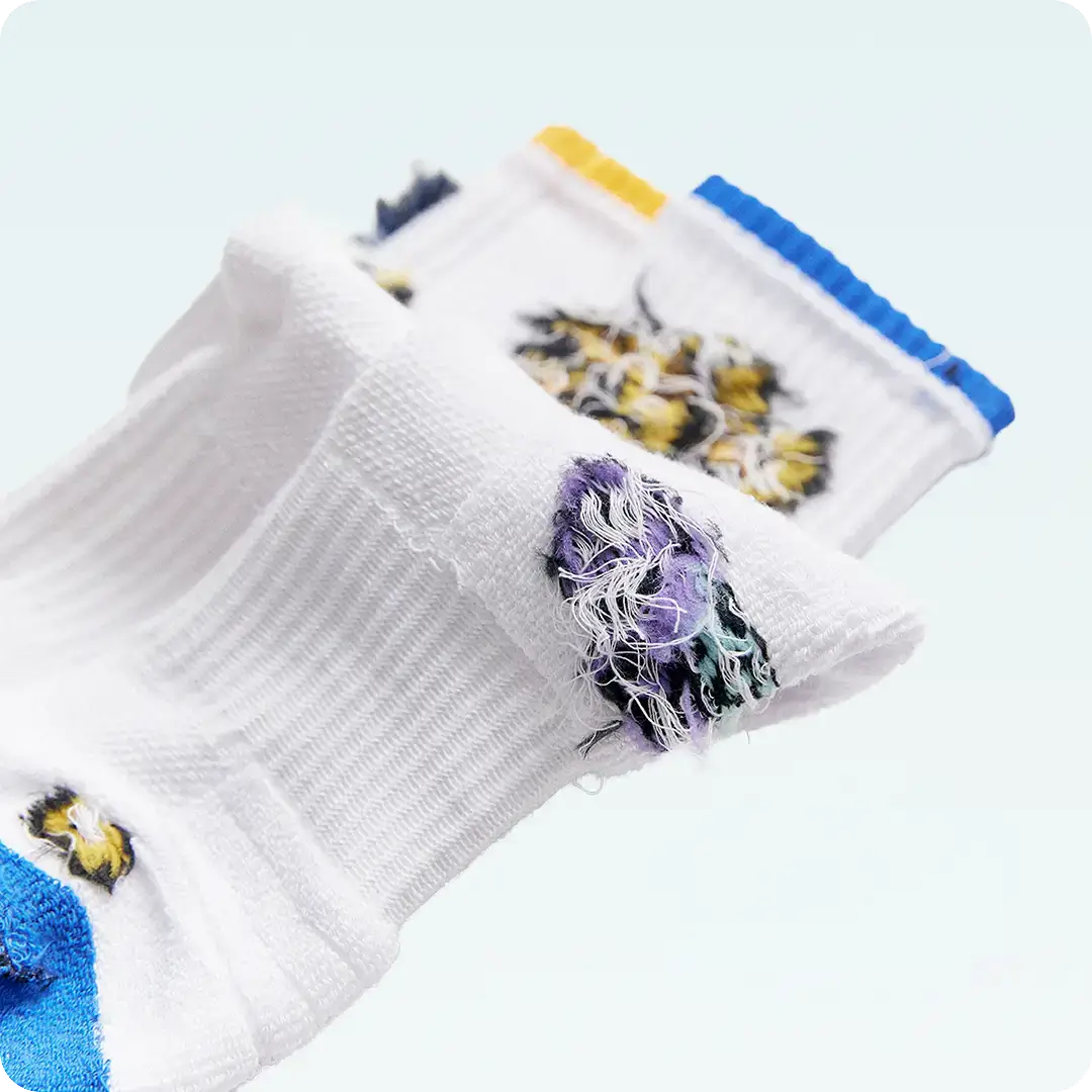 양말을 안쪽으로 뒤집어 세탁기에 넣어 각질과 땀 자국을 깨끗하게 세탁하는 방법 안내 이미지