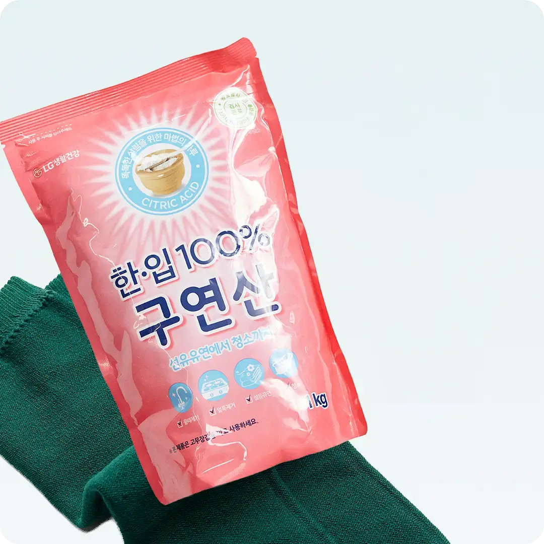컬러 양말을 구연산을 푼 물에 담가 냄새와 세균을 잡는 양말 세탁 이미지