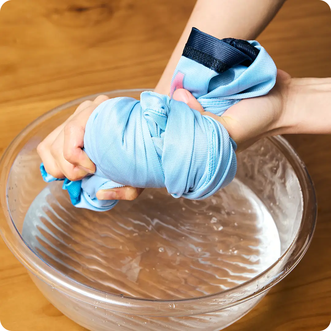 옷걸이에 걸지 않고 평평한 바닥에 유니폼을 펼쳐 그늘에서 말리는 스포츠 유니폼 건조 방법 이미지