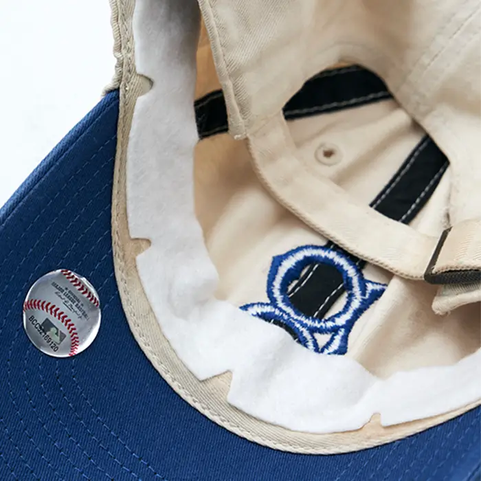 운동 후 땀으로 젖은 모자를 샴푸와 클렌징폼으로 세탁해 깨끗하게 관리하는 모습 이미지