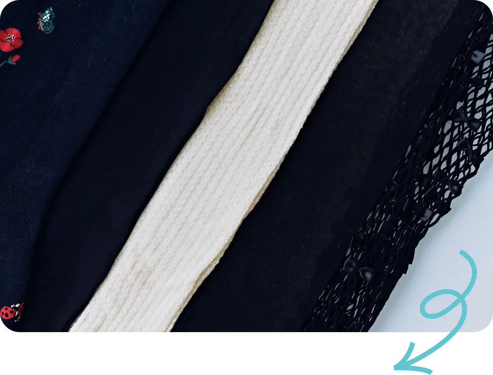 다양한 톤의 스타킹과 타이츠를 정리해 연출한 스타킹 관리 메인 이미지