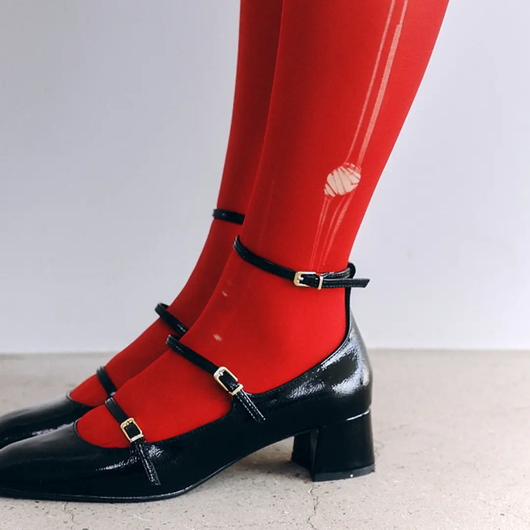 구멍 난 스타킹에 투명 매니큐어를 발라 올 나감을 막고 망에 넣어 보관하는 스타킹 관리 이미지