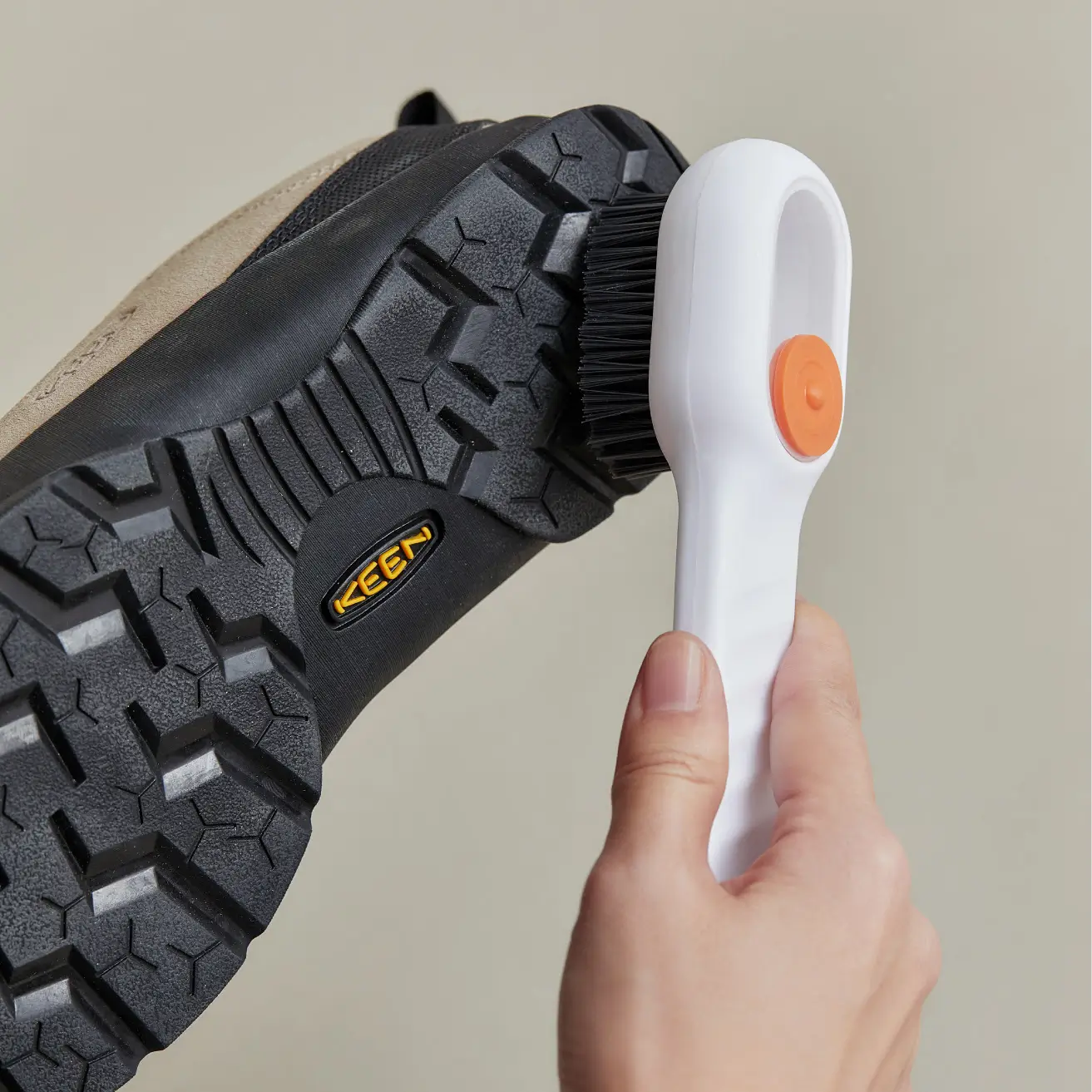 스웨이드 스니커즈 밑창 세척 및 관리 방법 안내 이미지