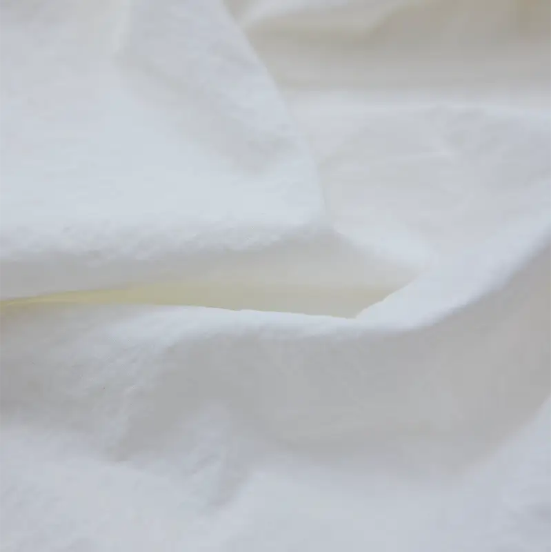 하얀 면 티셔츠를 과탄산소다와 중성세제를 넣고 삶음 코스로 세탁하는 화이트 면 소재 관리 이미지