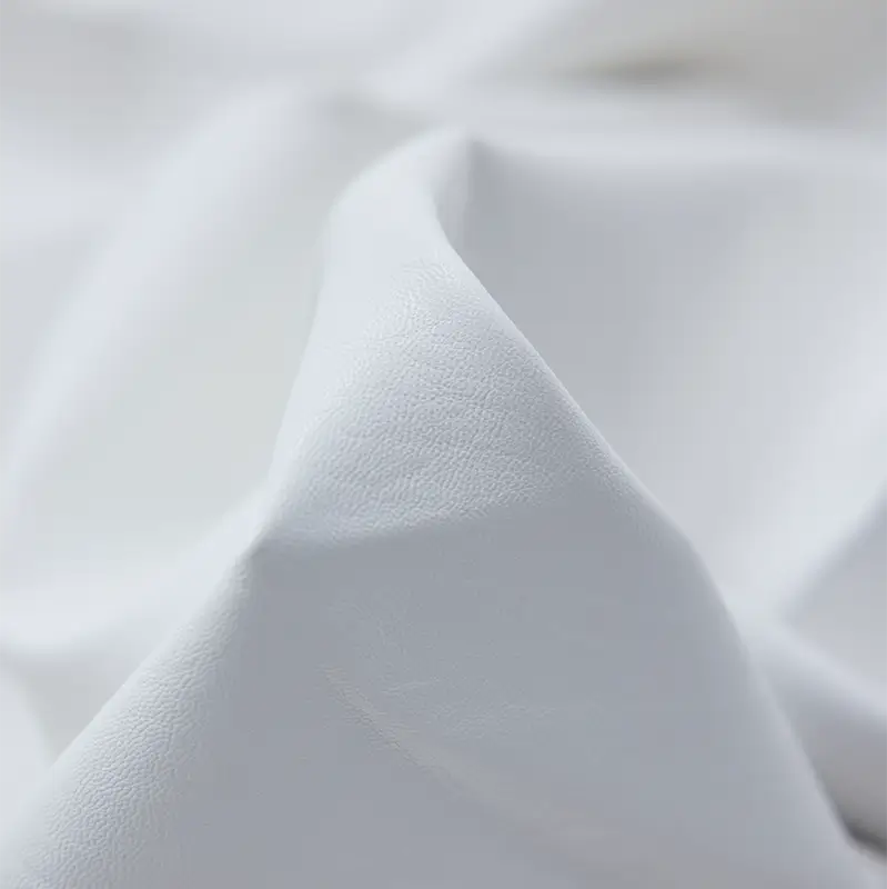 하얀 가죽 재킷을 물에 희석한 중성세제로 닦고 가죽 보호제를 발라 오염과 변색을 막는 화이트 가죽 관리 이미지