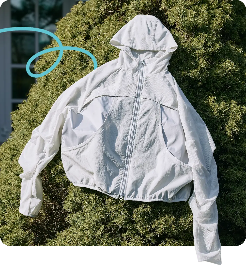 나일론 윈드브레이커와 아웃도어 아이템으로 연출한 바람막이 스타일링 메인 이미지