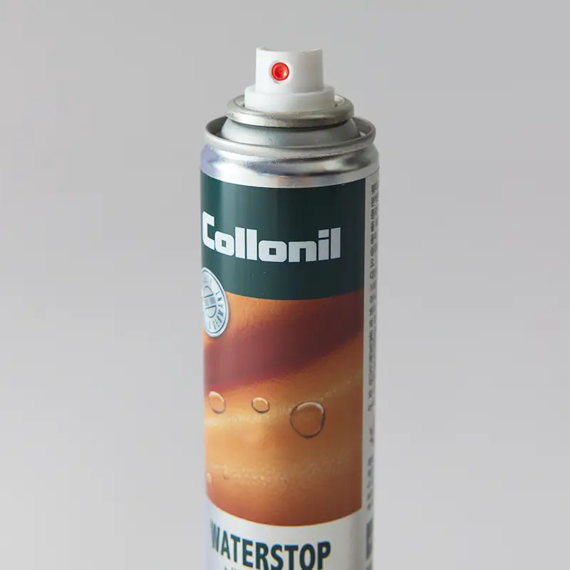 윈드브레이커에 방수 스프레이를 25cm 거리에서 여러 번 겹쳐 분사해 발수 기능을 강화하는 모습 이미지