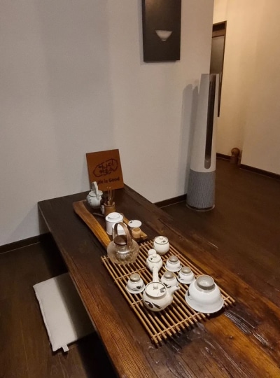 거실에 놓인 긴 좌식테이블과 다도 기구들