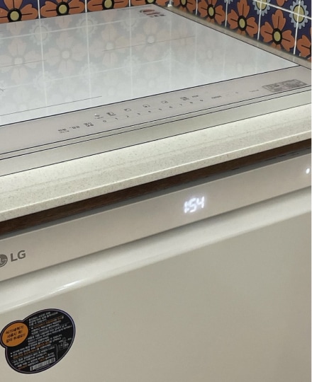 주방에 있는 LG 식기세척기와 인덕션