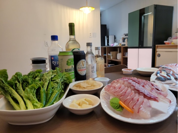 신선한 회와 음료가 차려진 식탁