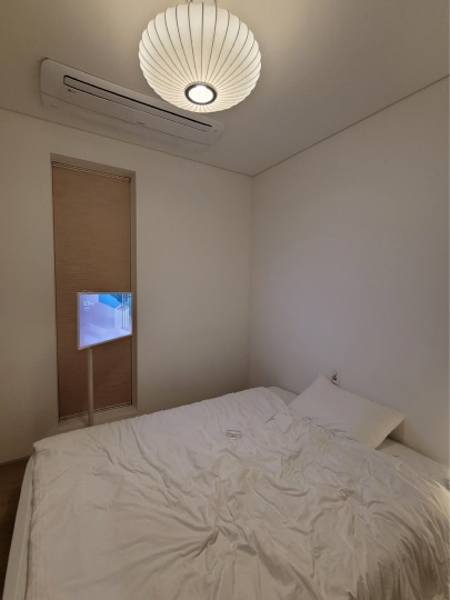 깔끔한 흰 침구가 있는 침실