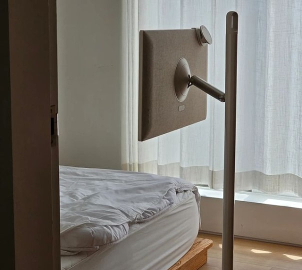 침실에 있는 스탠바이미