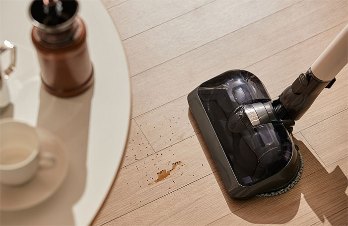 떨어진 커피 가루를 청소하는 모습.