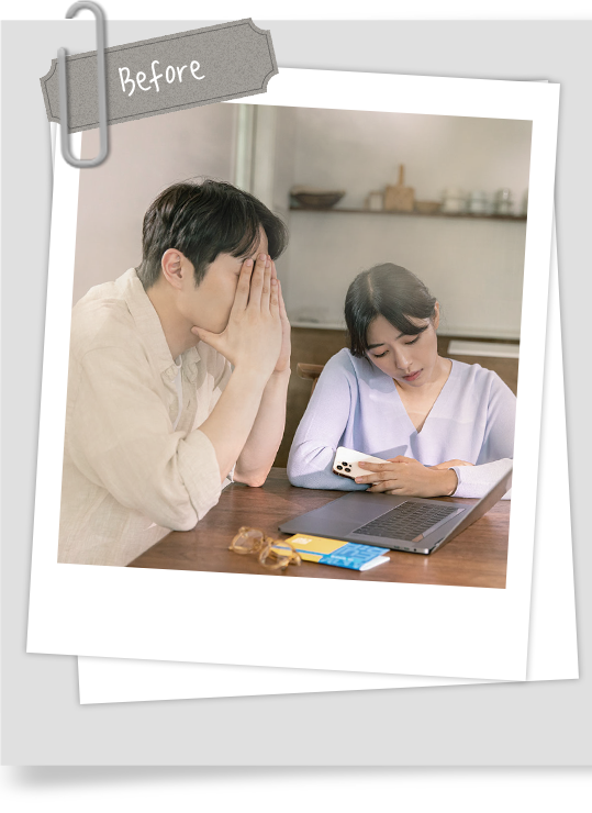 지친 표정의 남성과 여성. 테이블 위에는 노트북, 안경, 책자 등이 놓여 있다. 이미지 상단에는 'Before'라는 라벨이 클립으로 고정되어 있다.