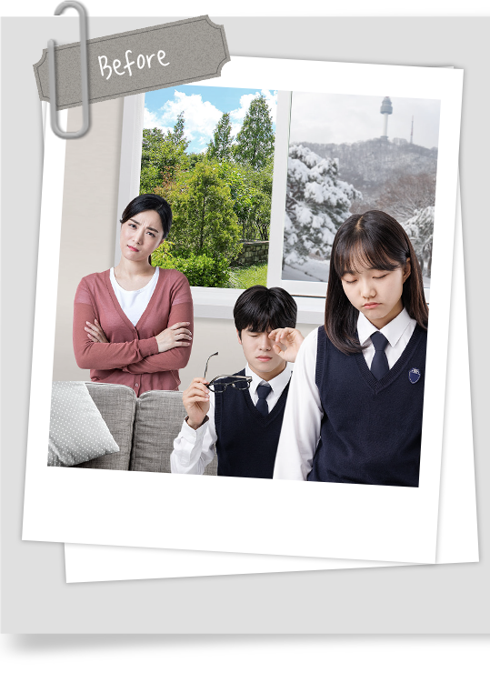 창 밖으로 계절이 다른 두 풍경이 보이는 거실에서 어머니가 걱정스러운 표정으로 두 자녀를 바라보고 있다. 학생 복장을 입은 남학생과 여학생은 각각 피곤해 보이며, 남학생은 안경을 벗고 눈을 비비고 있다.
