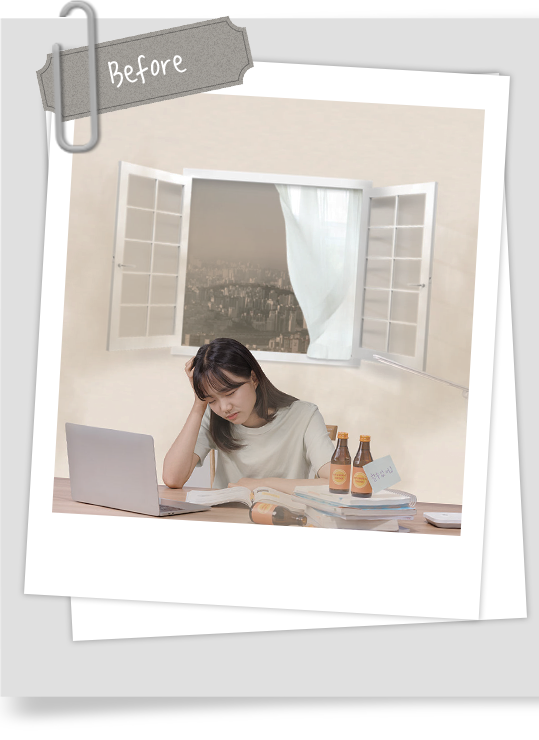창문이 열린 방에서 책상에 앉아 공부하는 여학생. 배경에는 뿌연 도시 풍경이 보이며, 여학생은 피곤한 듯 머리를 짚고 있습니다. 책상 위에는 노트북과 에너지 음료가 놓여 있습니다.