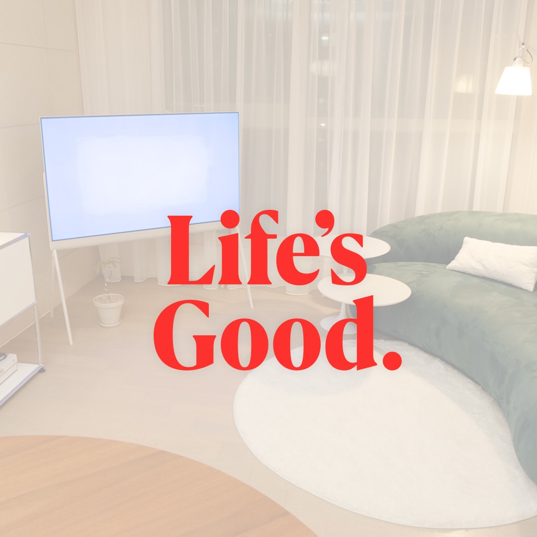 거실 공간에 올레드 TV가 배치된 모습으로, TV는 화면을 비운 상태이며 Life's Good이라는 텍스트가 강조되어 있습니다. 메시지는 LG TV가 단순히 가전제품이 아니라 공간과 어우러져 삶의 질을 높이는 디자인 요소임을 전달합니다.