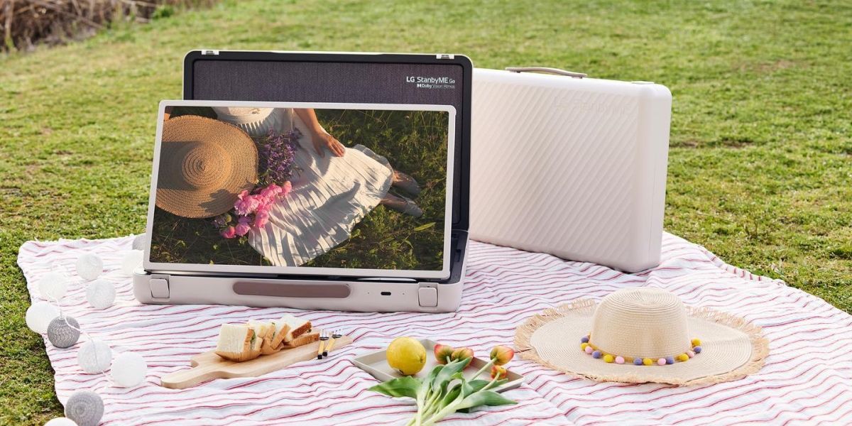 야외 돗자리에 올려진 LG 스탠바이미 Go