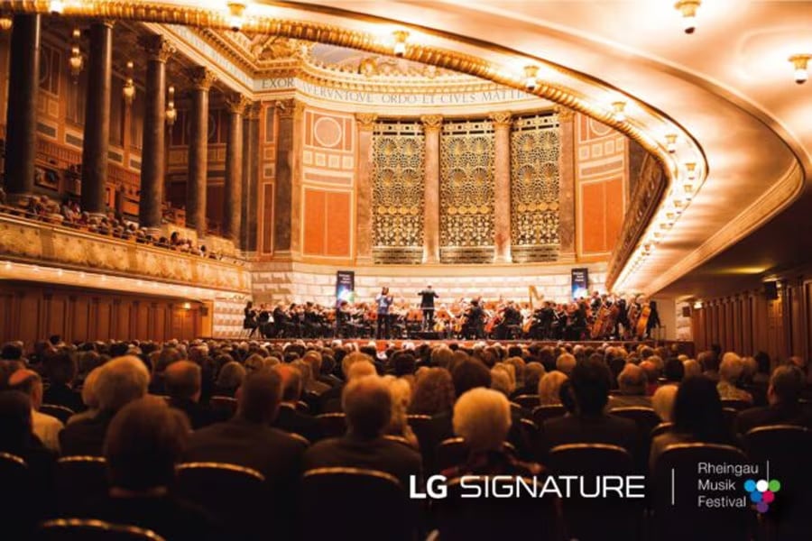 비스바덴 쿠어하우스(Kurhaus Wiesbaden)에서 오케스트라 공연을 관람 중인 관객들의 모습.