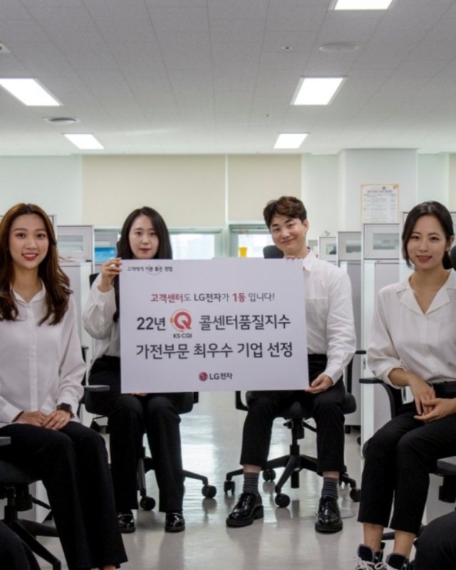 <span_aria-label="1">1️⃣</span>_시니어_고객_눈높이_맞춰_제품_사용법_영상을_제작하고<br_class="pc-only">전담_상담_서비스를_운영하고_있어요.<br/><br/><span_aria-label="2">2️⃣</span>_고객센터에_등록된__60세_이상_고객에겐__<br_class="pc-only">큰_글씨_버튼이_적용된_‘보이는_ars’와_‘느린_말_ars’를_제공하고_있어요.<br/><br/><span_aria-label="3">3️⃣</span>_70세_이상_고객은_ars_절차_없이_시니어_전담팀으로__<br_class="pc-only">바로_연결되니_더욱_편리하게_상담_받으실_수_있어요.<br/>