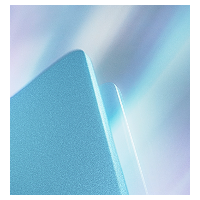 빛나는 푸른색 금속 질감의 노트북 측면을 근접 촬영한 이미지로, 세련된 디자인과 고급스러운 마감 품질을 강조함.