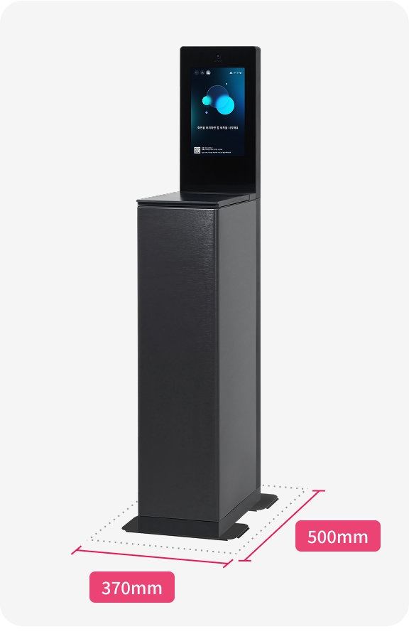 LG myCup 텀블러 세척기를 벽에서 70mm 이상 이격하여 설치해야 함을 보여주는 측면 설치 간격 안내 이미지. 바닥에는 배수 호스가 연결되어 있다.