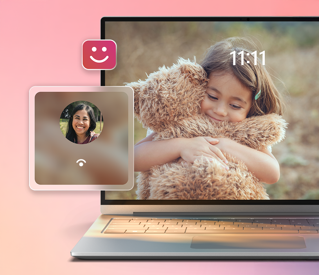 노트북 화면에 곰 인형을 안고 있는 어린 아이의 사진이 보이며, 좌측 상단에는 웃는 얼굴 아이콘