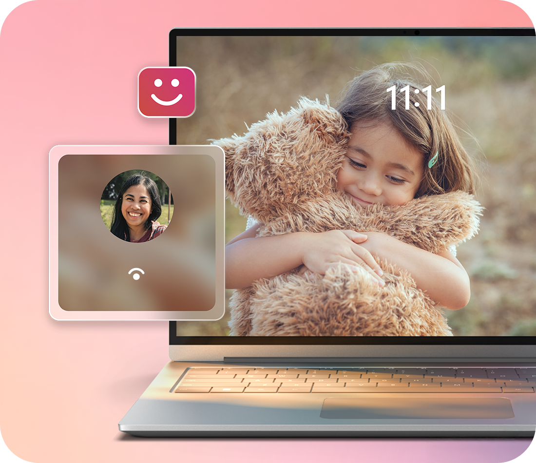 노트북 화면에 곰 인형을 안고 있는 어린 아이의 사진이 보이며, 좌측 상단에는 웃는 얼굴 아이콘