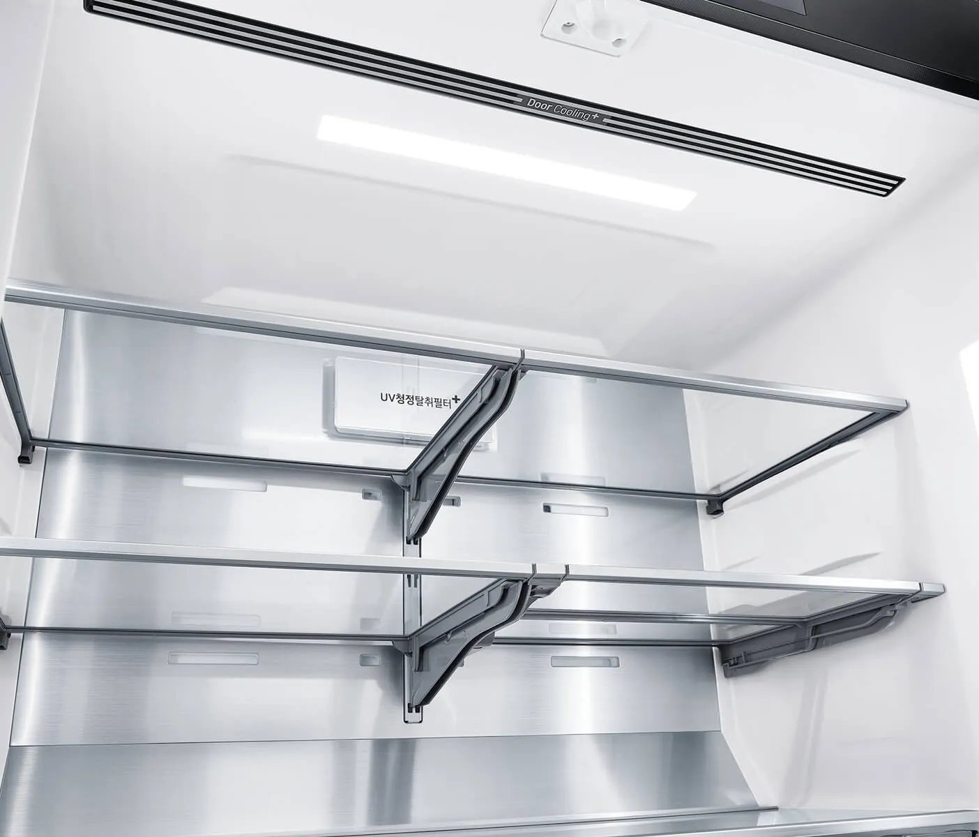 냉장고 안쪽에 반무광 소재를 사용해 주방 가구와 조화를 이루면서도 독립적인 존재감을 갖는 핏앤맥스 냉장고