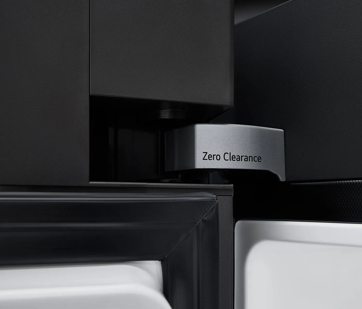 공간에 최적화하기 위한 핵심 기술인 제로 클리어런스 힌지 기술을 포인트 문구로 적용한 핏앤맥스 냉장고 힌지