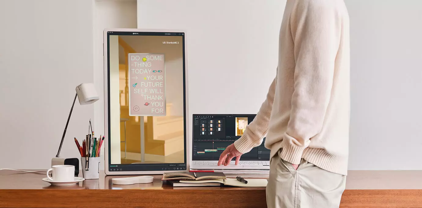 원클릭 스탠드 사용해 LG 스탠바이미 2를 포터블 세로 모니터로 설정하는 크리에이터